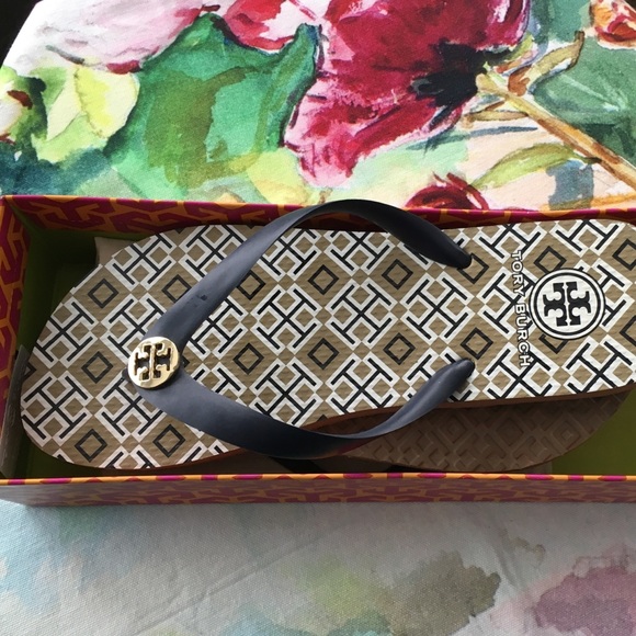 Brand New w Box Tory Burch logo flip flops - Picture 5 of 6